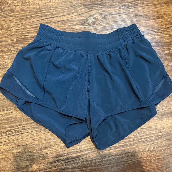 lululemon athletica Pants - Lululemon Low- Rise Hotty Hot Lined Short 2.5